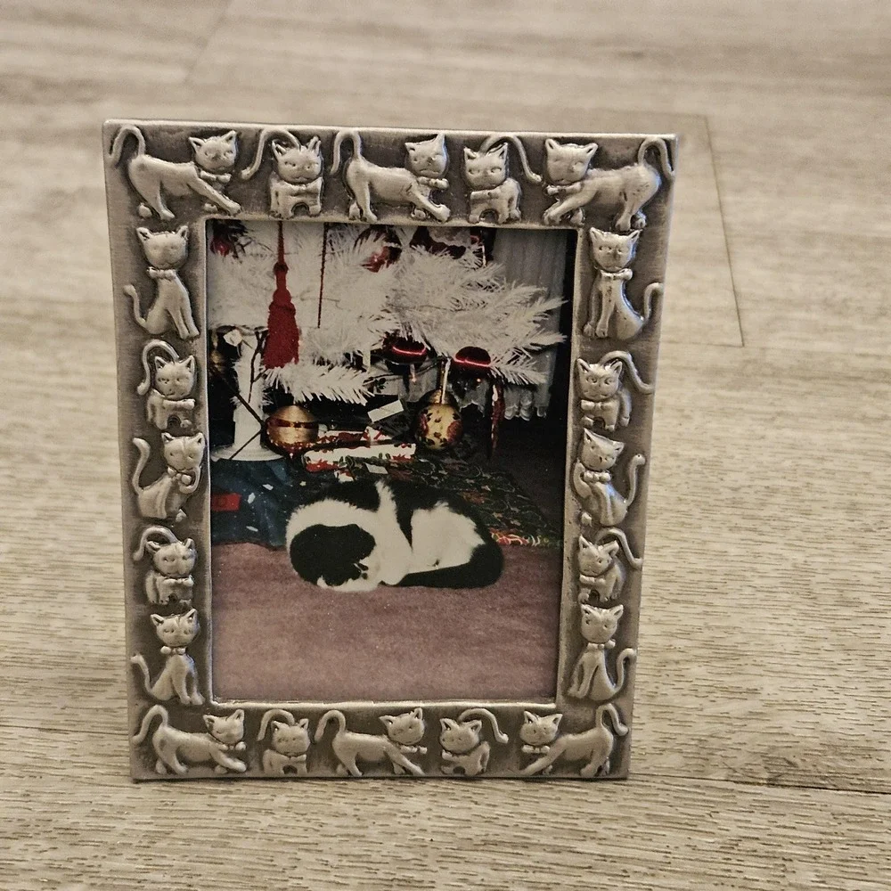 VTG silver-tone pewter picture frame embossed sculpted cats whimsical playful